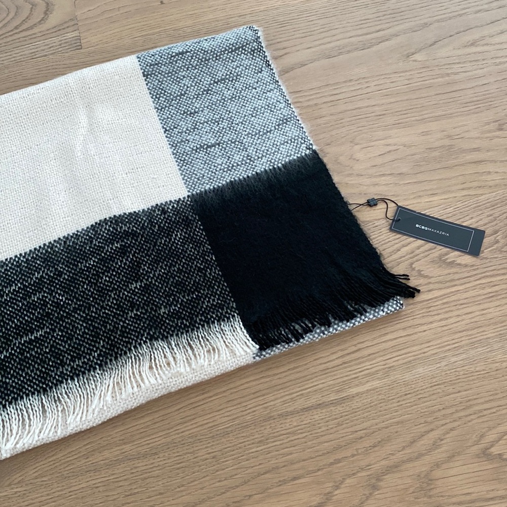 BCBG MaxAzria Women’s Colour Block Scarf Shawl Wrap. Buff. One Size. NWT.